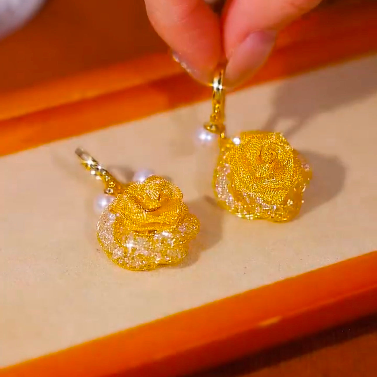 Boucles d'oreilles en forme de rose creuse dorée