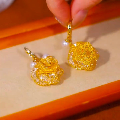 Boucles d'oreilles en forme de rose creuse dorée