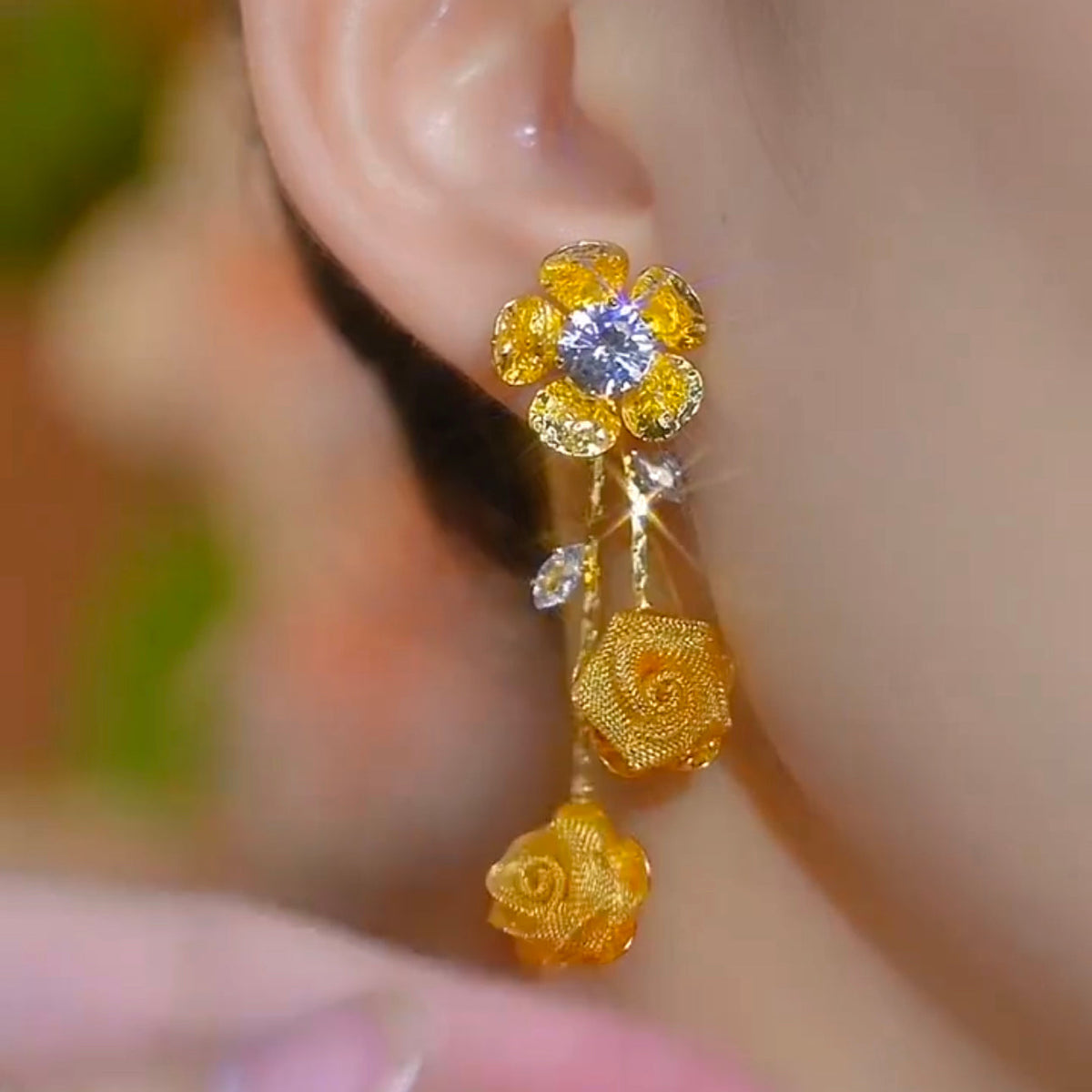 Boucles d'oreilles de fleur en or pailleté et en diamant🌻
