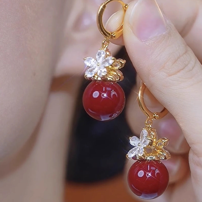 Boucles d'oreilles en perles rouges et en fleur blanche