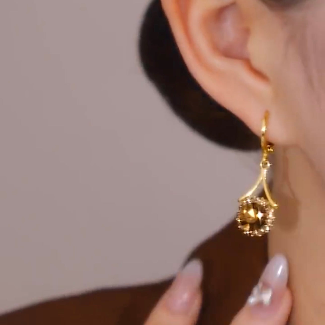 Boucles d'oreilles rondes élégantes pour femmes, ornées de micro-diamants bruns